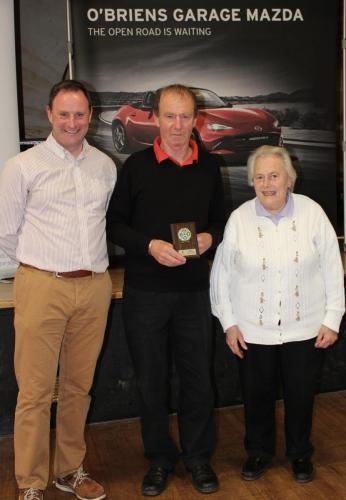 Peter O'Reilly (Midleton Yellow) receiving Division 2 runners up Plaque from Roy Corbett, O'Briens Garage